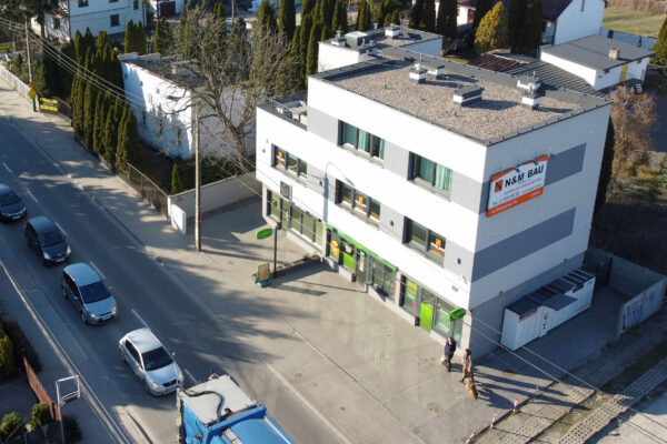 Funkcjonujące centrum handlowo-usługowy w Warszawie