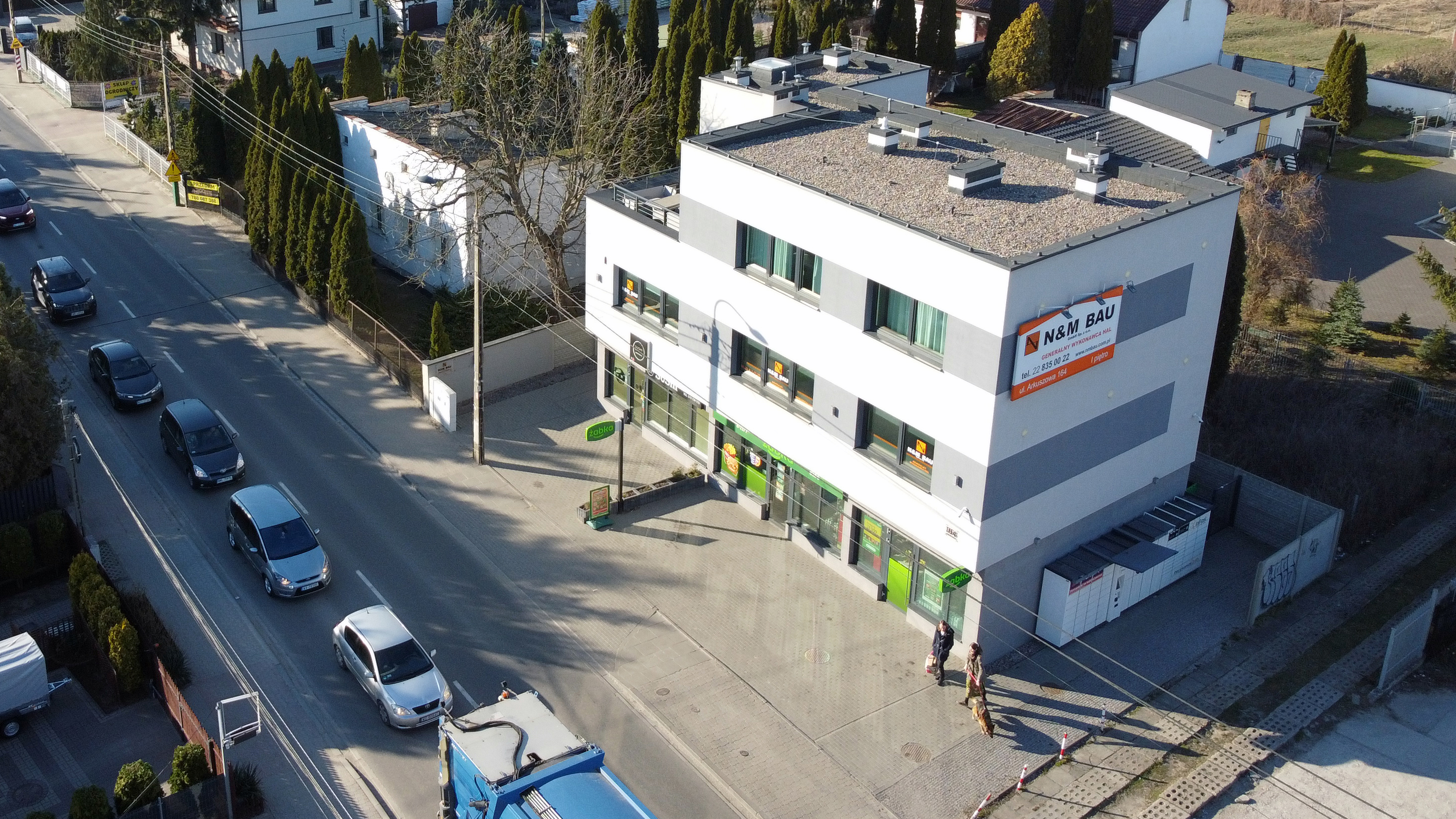 Funkcjonujące centrum handlowo-usługowy w Warszawie